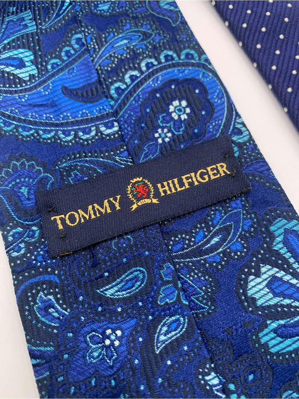 Tommy Hilfiger elegant paisley
